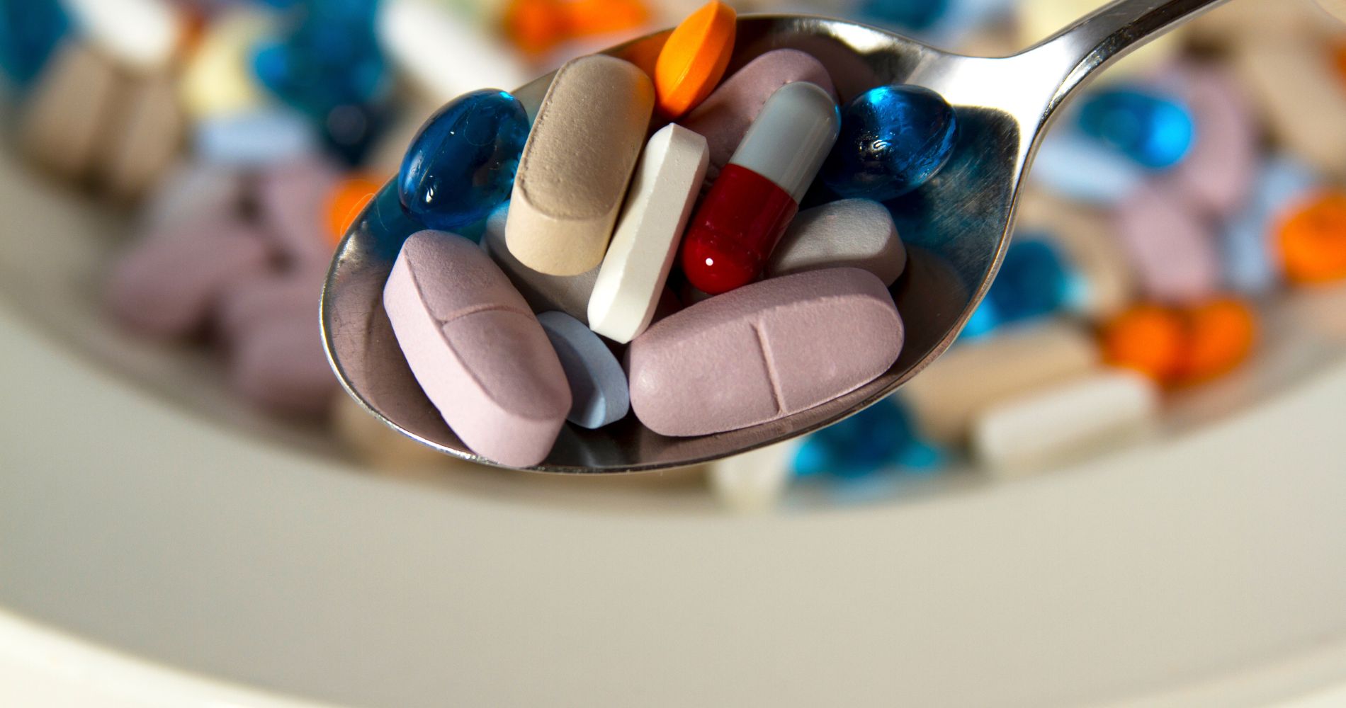 Różnorodne suplementy diety na łyżce – wsparcie dla osób z ADHD.