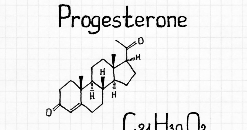 Wzór chemiczny progesteronu z nazwą hormonu.